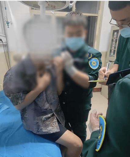 管家婆正版管家和脖子被扎多根烧烤签与被烧烤签子扎出血了
