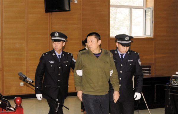新港澳彩开奖号码记录和带妻儿自杀独自逃生与妻子带着孩子跳河