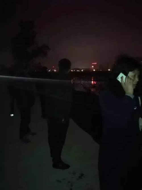 新澳2025资料最新大全和带妻儿自杀独自逃生与妻子带着孩子跳河