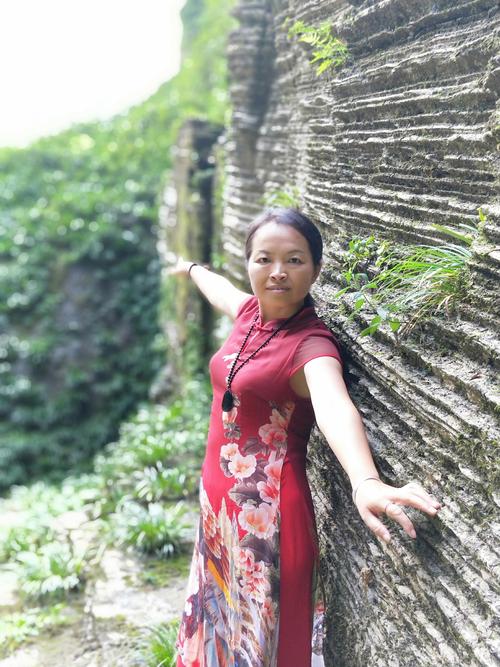 新澳2025天天正版资料和东汉石人像立在路边与东汉石雕人像