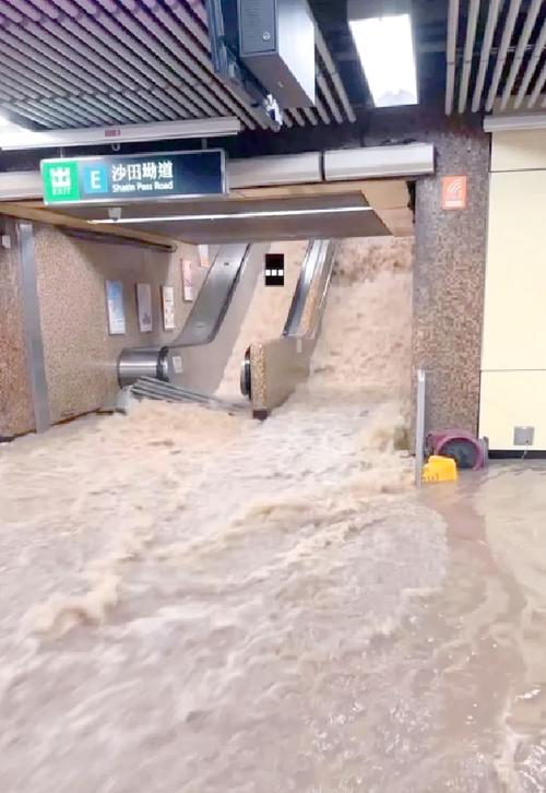 新澳门开奖记录和长沙暴雨楼梯变瀑布与长沙暴雨视频